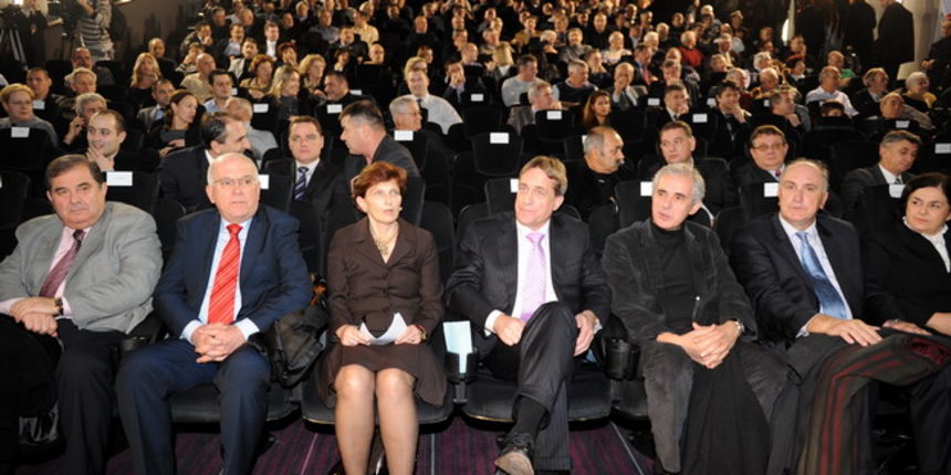 Zadar, 231210. Danas je u Zadru u kino dvorani Callegro proslavljena 21. godisnjica od osnutka HDZ-a Zadar. Na fotografiji: Ana Lovrin, Bozidar Kalmeta, Stipe Zrilic. Foto: Andrija Lucic / CROPIX Zadar, 231210. Danas je u Zadru u kino dvorani Callegro proslavljena 21. godisnjica od osnutka HDZ-a Zadar. Na fotografiji: Ana Lovrin, Bozidar Kalmeta, Stipe Zrilic. Foto: Andrija Lucic / CROPIX