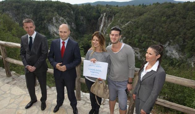 Ministar Zastite i okolisa Mihael Zmajlovic u posjeti ravnateljici nacionalnog parka Plitvicka Jezera Lidiji Bertovic. Prilikom posjeta ministar i ravnateljica su docekali milijuntog gosta koji je posjetio nacionalni park to su mladi par Ljiljana Loncar i