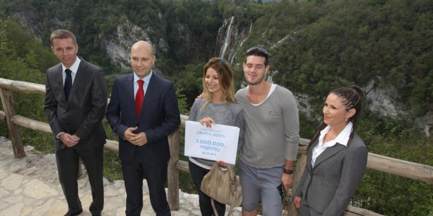 Ministar Zastite i okolisa Mihael Zmajlovic u posjeti ravnateljici nacionalnog parka Plitvicka Jezera Lidiji Bertovic. Prilikom posjeta ministar i ravnateljica su docekali milijuntog gosta koji je posjetio nacionalni park to su mladi par Ljiljana Loncar i Ministar Zastite i okolisa Mihael Zmajlovic u posjeti ravnateljici nacionalnog parka Plitvicka Jezera Lidiji Bertovic. Prilikom posjeta ministar i ravnateljica su docekali milijuntog gosta koji je posjetio nacionalni park to su mladi par Ljiljana Loncar i