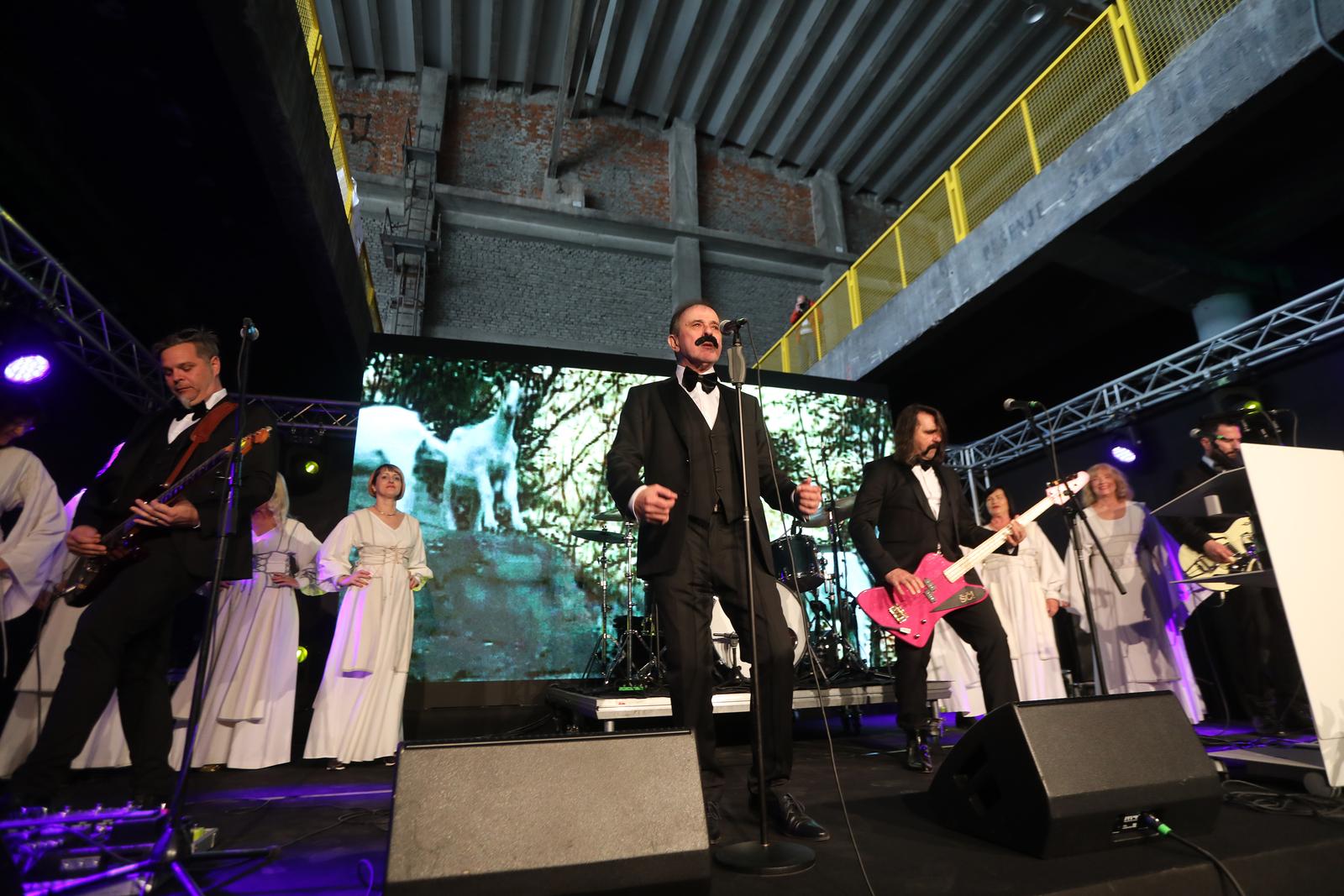 Let 3 nastupio na svečanom obilježavanju 50. obljetnice Sveučilišta u Rijeci Let 3 nastupio na svečanom obilježavanju 50. obljetnice Sveučilišta u Rijeci