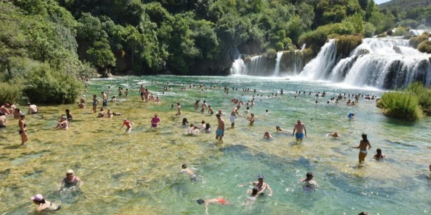 Vrelo ljeto u Nacionalnom parku Krka, hlađenje u Skradinskom buku. Photo: Hrvoje Jelavić/PIXSELL