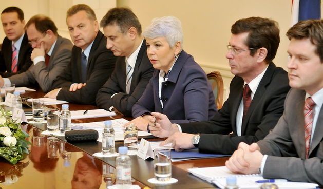 Zagreb, 231109.
Vlada RH, sjednica Vijeca za borbu protiv korupcije.
Na slici: novi ministar gospodarstva Djuro Popijac (treci s lijeva), ministar unutarnjih poslova Tomislav Karamarko, premijerka Jadranka Kosor, ministar pravosudja Ivan Simonovic.
Foto: