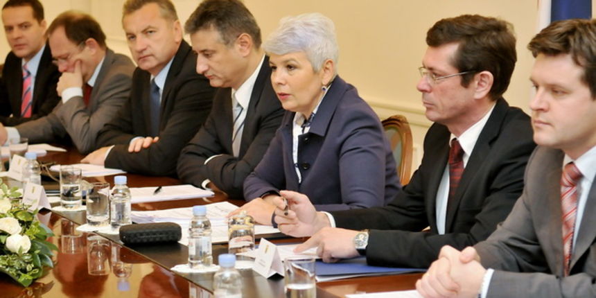 Zagreb, 231109.
Vlada RH, sjednica Vijeca za borbu protiv korupcije.
Na slici: novi ministar gospodarstva Djuro Popijac (treci s lijeva), ministar unutarnjih poslova Tomislav Karamarko, premijerka Jadranka Kosor, ministar pravosudja Ivan Simonovic.
Foto: Zagreb, 231109.
Vlada RH, sjednica Vijeca za borbu protiv korupcije.
Na slici: novi ministar gospodarstva Djuro Popijac (treci s lijeva), ministar unutarnjih poslova Tomislav Karamarko, premijerka Jadranka Kosor, ministar pravosudja Ivan Simonovic.
Foto: