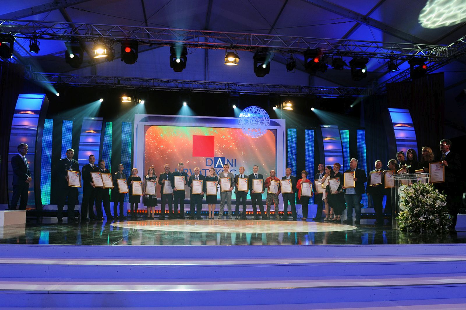 Zrakoplovnoj bazi Zemunik uručeno priznanje “Čovjek-ključ uspjeha u turizmu” Zrakoplovnoj bazi Zemunik uručeno priznanje “Čovjek-ključ uspjeha u turizmu”