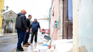 Obrovac: Poplava se polako povlači, stanovnici spašavaju stvari iz domova