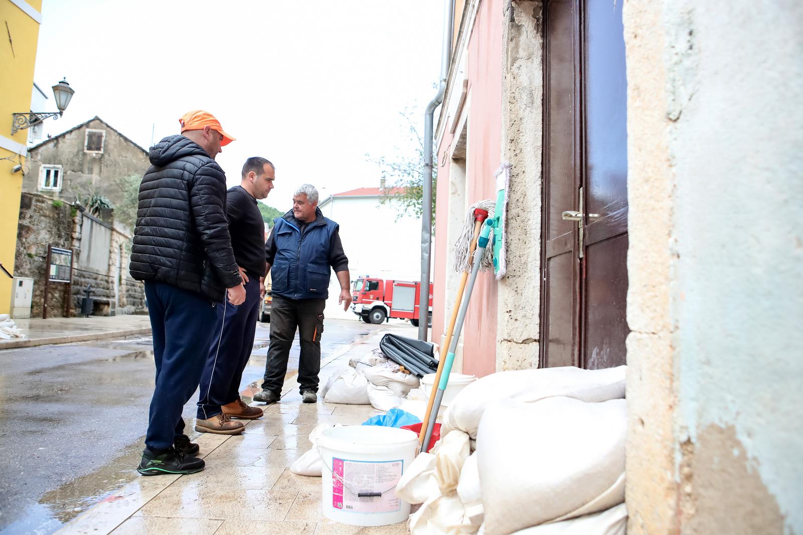 Obrovac: Poplava se polako povlači, stanovnici spašavaju stvari iz domova