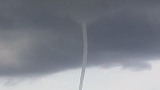 Dramatične fotografije nastale u trenutku kada je pijavica ‘poharala’ Orebić Dramatične fotografije nastale u trenutku kada je pijavica ‘poharala’ Orebić