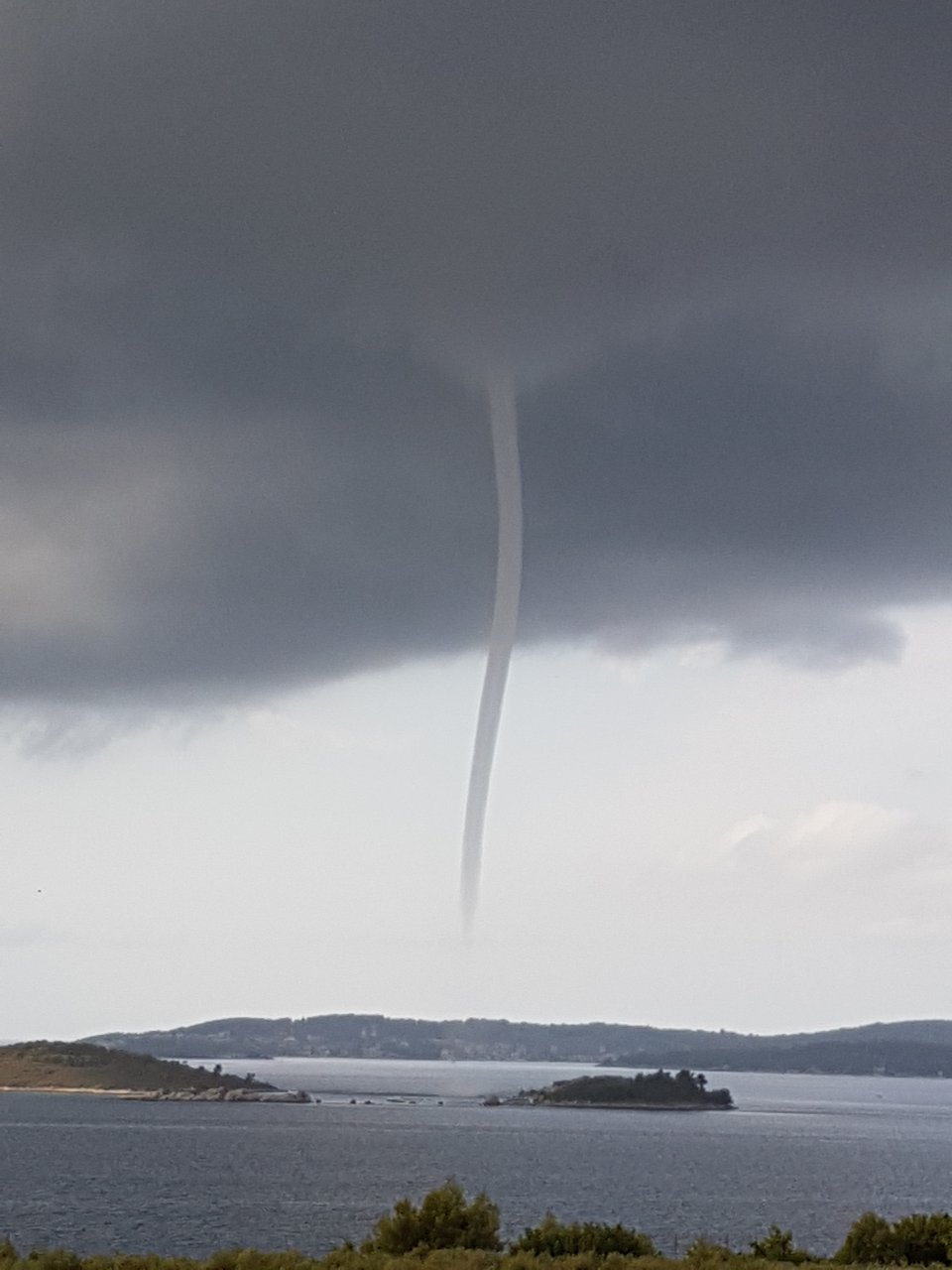 Dramatične fotografije nastale u trenutku kada je pijavica ‘poharala’ Orebić Dramatične fotografije nastale u trenutku kada je pijavica ‘poharala’ Orebić