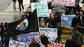 Zadar, 081210.
Prosvjed mjestana Podgradine ispred zgrade zupanijske uprave zbog toga jer njihovo mjesto nije registirano kao mjesto. Kolona prosvjednika je krenula s Branimirove obale, preko Poluotoka i dosla pred zgradu zupanije.
Foto: Vladimir Ivanov /