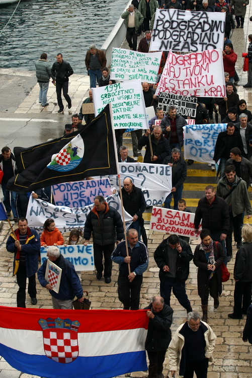 Zadar, 081210.
Prosvjed mjestana Podgradine ispred zgrade zupanijske uprave zbog toga jer njihovo mjesto nije registirano kao mjesto. Kolona prosvjednika je krenula s Branimirove obale, preko Poluotoka i dosla pred zgradu zupanije.
Foto: Vladimir Ivanov /