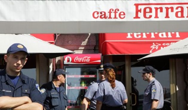 Racija u riječkom kafiću Ferarri na Korzu (Foto: Željko Šop/CROPIX)