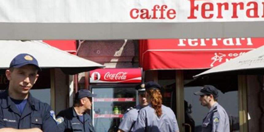 Racija u riječkom kafiću Ferarri na Korzu (Foto: Željko Šop/CROPIX) Racija u riječkom kafiću Ferarri na Korzu (Foto: Željko Šop/CROPIX)