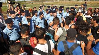 Tovarnik: Izbjeglice su izgubili strpljenje te pjesice krenuli po pruzi prema Zagrebu. Nakon nekoliko stotina metara zaustavila ih je policija i obecala kako prijevoz stize. Photo: Zeljko Lukunic/PIXSELL