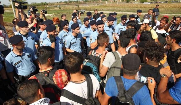 Tovarnik: Izbjeglice su izgubili strpljenje te pjesice krenuli po pruzi prema Zagrebu. Nakon nekoliko stotina metara zaustavila ih je policija i obecala kako prijevoz stize. Photo: Zeljko Lukunic/PIXSELL
