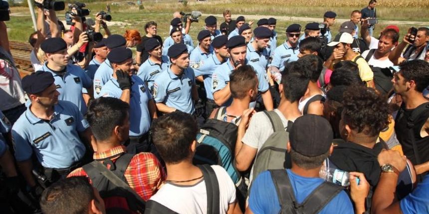 Tovarnik: Izbjeglice su izgubili strpljenje te pjesice krenuli po pruzi prema Zagrebu. Nakon nekoliko stotina metara zaustavila ih je policija i obecala kako prijevoz stize. Photo: Zeljko Lukunic/PIXSELL