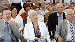 Zadar 170710
Predsjednica Vlade RH Jadranka Kosor danas je u posjetu Zadarskoj zupaniji. Premijerka je obisla gradiliste nove trajektne luke Gazenica. 
Na slici: (s lijeva) ministar Bozidar Pankretic, Jadranka Kosor i zadarski gradonacelnik Zvonimir Vranc