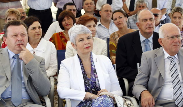 Zadar 170710
Predsjednica Vlade RH Jadranka Kosor danas je u posjetu Zadarskoj zupaniji. Premijerka je obisla gradiliste nove trajektne luke Gazenica. 
Na slici: (s lijeva) ministar Bozidar Pankretic, Jadranka Kosor i zadarski gradonacelnik Zvonimir Vranc