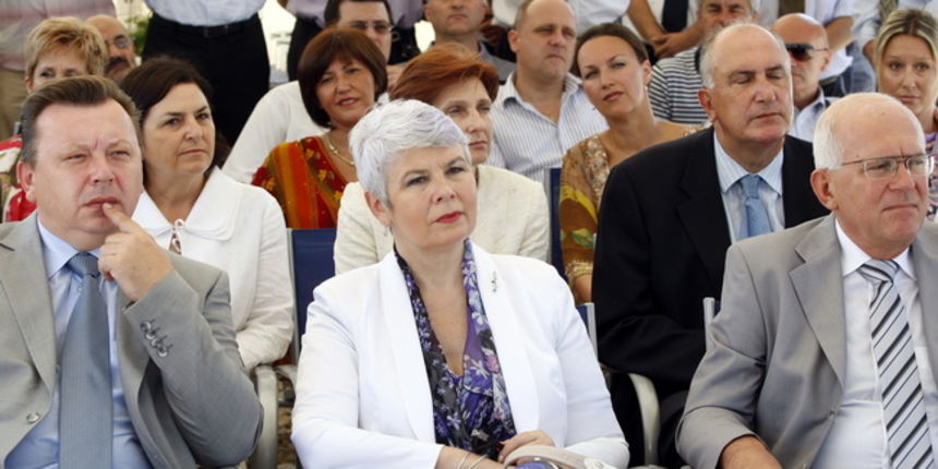 Zadar 170710
Predsjednica Vlade RH Jadranka Kosor danas je u posjetu Zadarskoj zupaniji. Premijerka je obisla gradiliste nove trajektne luke Gazenica.
Na slici: (s lijeva) ministar Bozidar Pankretic, Jadranka Kosor i zadarski gradonacelnik Zvonimir Vranc Zadar 170710
Predsjednica Vlade RH Jadranka Kosor danas je u posjetu Zadarskoj zupaniji. Premijerka je obisla gradiliste nove trajektne luke Gazenica.
Na slici: (s lijeva) ministar Bozidar Pankretic, Jadranka Kosor i zadarski gradonacelnik Zvonimir Vranc