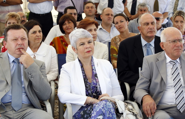 Zadar 170710
Predsjednica Vlade RH Jadranka Kosor danas je u posjetu Zadarskoj zupaniji. Premijerka je obisla gradiliste nove trajektne luke Gazenica. 
Na slici: (s lijeva) ministar Bozidar Pankretic, Jadranka Kosor i zadarski gradonacelnik Zvonimir Vranc