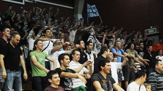Zagreb, 080512.
Dvorana OS u Trnskom.
Kosarkaska A1 liga za prvaka, 13. kolo.
KK Zagreb – KK Zadar.
Na fotografiji: navijaci KK Zadar.
Foto: Damir Krajac / CROPIX Zagreb, 080512.
Dvorana OS u Trnskom.
Kosarkaska A1 liga za prvaka, 13. kolo.
KK Zagreb – KK Zadar.
Na fotografiji: navijaci KK Zadar.
Foto: Damir Krajac / CROPIX