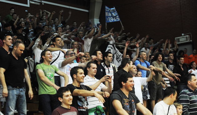 Zagreb, 080512.
Dvorana OS u Trnskom. 
Kosarkaska A1 liga za prvaka, 13. kolo.
KK Zagreb – KK Zadar.
Na fotografiji: navijaci KK Zadar.
Foto: Damir Krajac / CROPIX