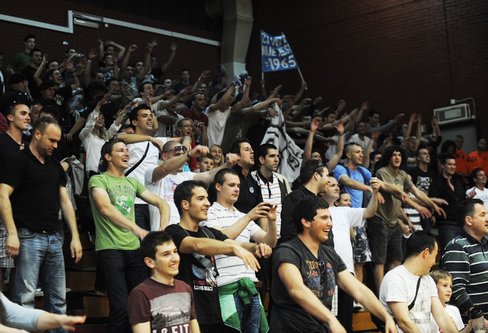 Zagreb, 080512.
Dvorana OS u Trnskom.
Kosarkaska A1 liga za prvaka, 13. kolo.
KK Zagreb – KK Zadar.
Na fotografiji: navijaci KK Zadar.
Foto: Damir Krajac / CROPIX Zagreb, 080512.
Dvorana OS u Trnskom.
Kosarkaska A1 liga za prvaka, 13. kolo.
KK Zagreb – KK Zadar.
Na fotografiji: navijaci KK Zadar.
Foto: Damir Krajac / CROPIX