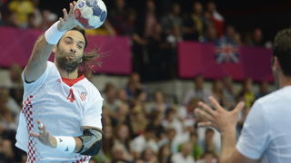 London, 310712.
Dvorana Copper Box.
Hrvatska muska rukometna reprezentacija igra utakmicu 2. kolo u skupini B protiv Srbije tokom Olimpijskih Igra u Londonu.
Na fotografiji: Ivano Balic asistira Igoru Voriju.
Foto: Drago Sopta / CROPIX