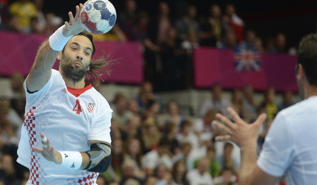 London, 310712.
Dvorana Copper Box.
Hrvatska muska rukometna reprezentacija igra utakmicu 2. kolo u skupini B protiv Srbije tokom Olimpijskih Igra u Londonu.
Na fotografiji: Ivano Balic asistira Igoru Voriju.
Foto: Drago Sopta / CROPIX