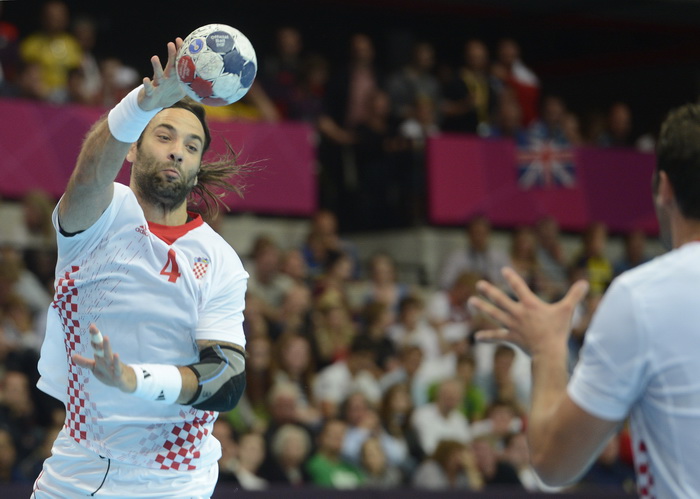 London, 310712.
Dvorana Copper Box.
Hrvatska muska rukometna reprezentacija igra utakmicu 2. kolo u skupini B protiv Srbije tokom Olimpijskih Igra u Londonu.
Na fotografiji: Ivano Balic asistira Igoru Voriju.
Foto: Drago Sopta / CROPIX
