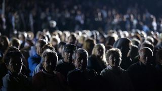 Zagrebacki gradonacelnik Milan Bandic svecano je otvorio zagrebacke fontane. U glazbenom dijelu programa nastupili su Prljavo kazaliste, Ivana Kindl, te orkestar i solisti Kazalista Komedija pod ravnanjem Kresimira Batinica: Renata Sabljak, Sandra Bagaric