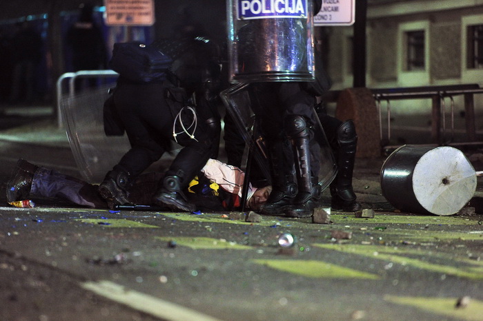 Maribor (Slovenija), 031212.
Prosvjed gradjana Maribora protiv trenutacnog gradonacelnika Franca Kanglera, osumnjicenog za umjesanost u korupciju. Prosvjed je zapoceo okupljanjem nekoliko tisuca ljudi na Trgu Slobode, a zatim se preselio ispred zgrade opc Maribor (Slovenija), 031212.
Prosvjed gradjana Maribora protiv trenutacnog gradonacelnika Franca Kanglera, osumnjicenog za umjesanost u korupciju. Prosvjed je zapoceo okupljanjem nekoliko tisuca ljudi na Trgu Slobode, a zatim se preselio ispred zgrade opc