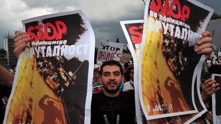 Skopje, 080611.
Veceras je u Skopju odrzan prosvjed protiv policijskog nasilja. Povod je ubojstvo 22-godisnjeg Martina Neshkovskog kojeg je u nedjelju navecer na trgu kada se slavila pobjeda nakon izbora, do smrti pretukao Igor Spasov, pripadnik makedons Skopje, 080611.
Veceras je u Skopju odrzan prosvjed protiv policijskog nasilja. Povod je ubojstvo 22-godisnjeg Martina Neshkovskog kojeg je u nedjelju navecer na trgu kada se slavila pobjeda nakon izbora, do smrti pretukao Igor Spasov, pripadnik makedons