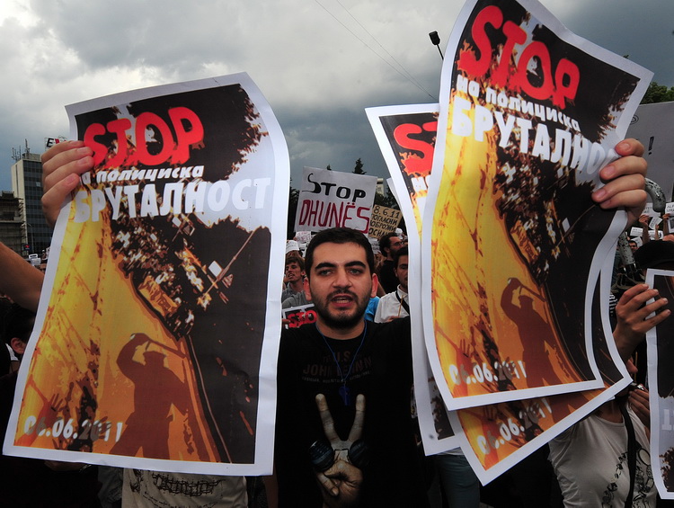 Skopje, 080611.
Veceras je u Skopju odrzan prosvjed protiv policijskog nasilja. Povod je ubojstvo 22-godisnjeg Martina Neshkovskog kojeg je u nedjelju navecer na trgu kada se slavila pobjeda nakon izbora, do smrti pretukao Igor Spasov, pripadnik makedons Skopje, 080611.
Veceras je u Skopju odrzan prosvjed protiv policijskog nasilja. Povod je ubojstvo 22-godisnjeg Martina Neshkovskog kojeg je u nedjelju navecer na trgu kada se slavila pobjeda nakon izbora, do smrti pretukao Igor Spasov, pripadnik makedons