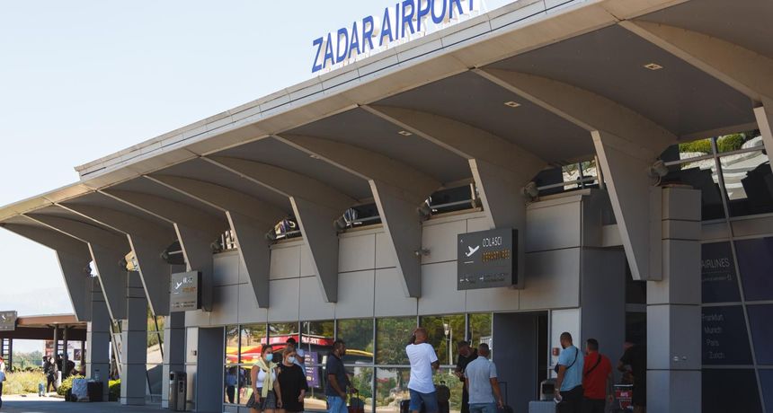 Odlazak britanskih turista sa zadarskog aerodroma