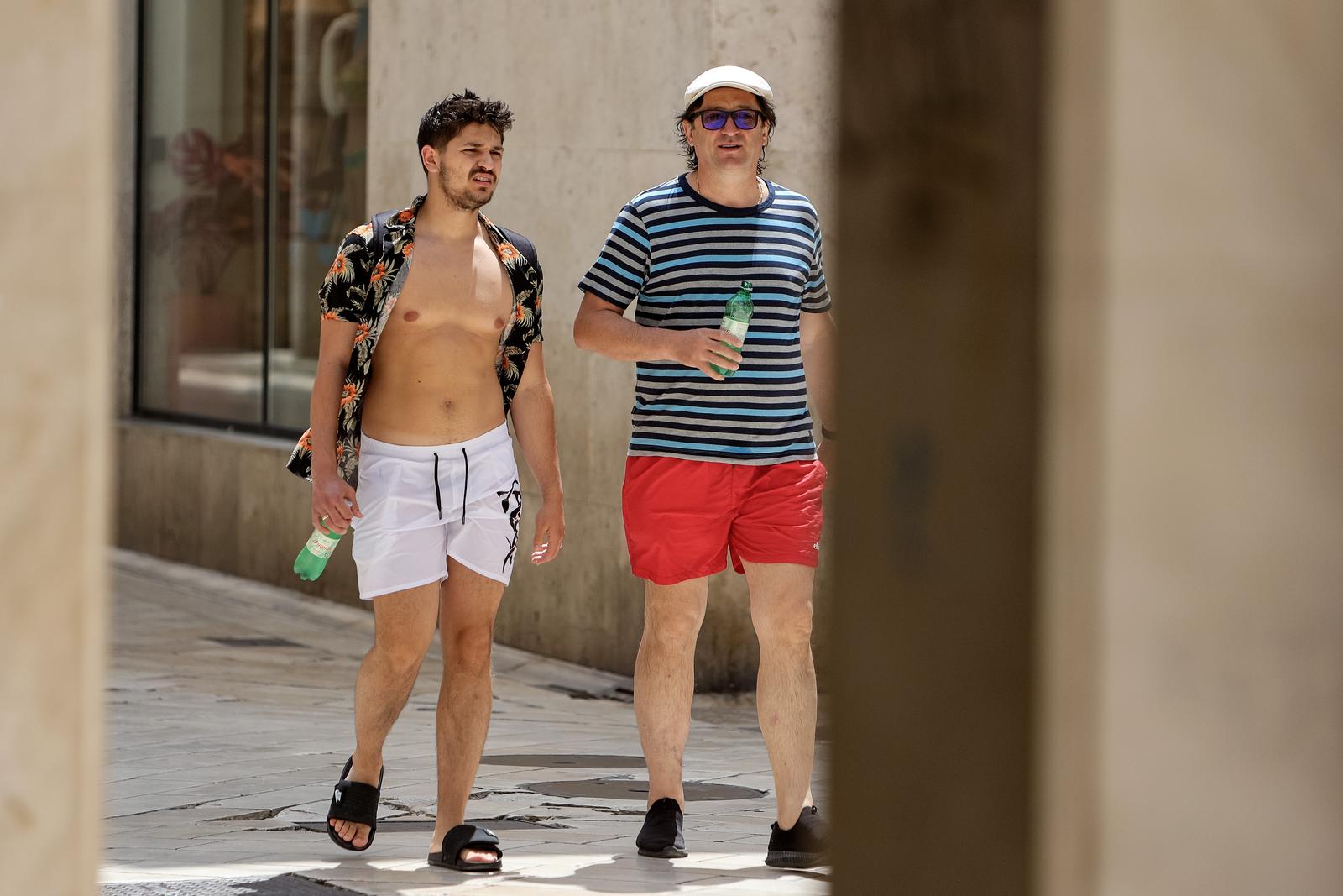 Sunčana nedjelja: Domaći i turisti na ulicama grada Sunčana nedjelja: Domaći i turisti na ulicama grada