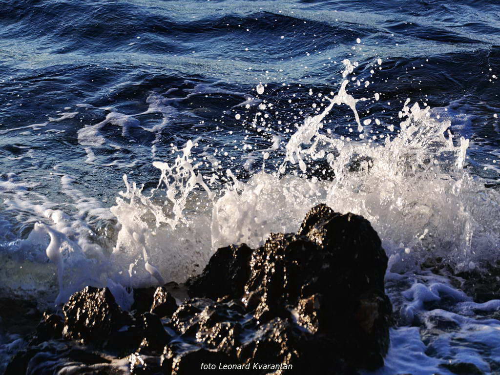 Punta Skala: Sunce tone u beskraj valova