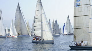 Split, 240911.
Na 80.Mrduja jubilarnoj regati izislo 242 plovila u borbu za veliki trofej. Na startu vjetar nije bio naklonjen jedrilicarima pa su mnogi satima plutali u bonaci.
Na slici: pred start.
Foto: Jadran Babic / Cropix