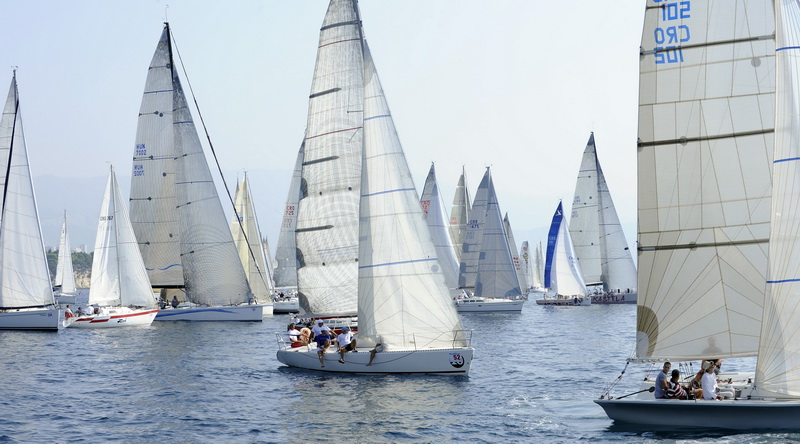 Split, 240911.
Na 80.Mrduja jubilarnoj regati izislo 242 plovila u borbu za veliki trofej. Na startu vjetar nije bio naklonjen jedrilicarima pa su mnogi satima plutali u bonaci.
Na slici: pred start.
Foto: Jadran Babic / Cropix