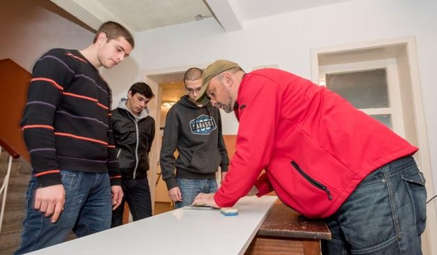 Ucenici Strukovno tehnicke skole Vice Vlatkovic izradjuju police te ih pune proizvodima u socijalnoj samoposluzi u samostanu sv.Frane. Photo: Dino Stanin/PIXSELL