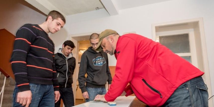 Ucenici Strukovno tehnicke skole Vice Vlatkovic izradjuju police te ih pune proizvodima u socijalnoj samoposluzi u samostanu sv.Frane. Photo: Dino Stanin/PIXSELL Ucenici Strukovno tehnicke skole Vice Vlatkovic izradjuju police te ih pune proizvodima u socijalnoj samoposluzi u samostanu sv.Frane. Photo: Dino Stanin/PIXSELL