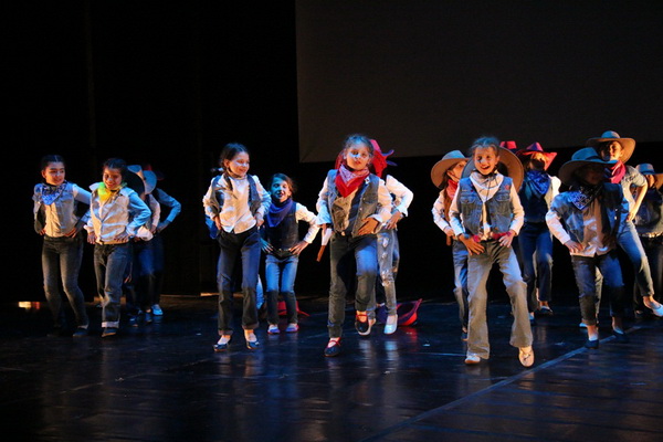 HNK Zadar: 5. Zadarski plesni festival u organizaciji Plesne udruge Gesta okupio je više od 260 plesača HNK Zadar: 5. Zadarski plesni festival u organizaciji Plesne udruge Gesta okupio je više od 260 plesača