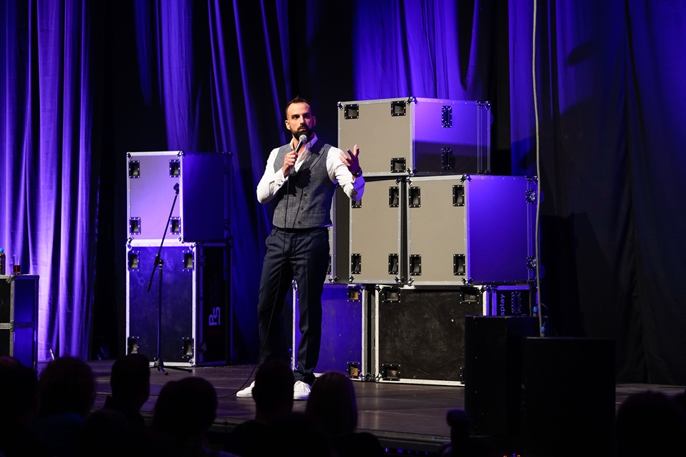 Stand up comedy večer: Ivan Šarić u Domu sportova Stand up comedy večer: Ivan Šarić u Domu sportova