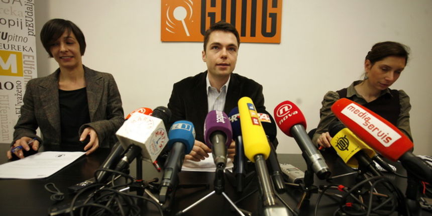 Zagreb, 050112.
Trg Bana Jelcica.
Nevladina udruga Gong odrzala je tiskovnu konferenciju povodom analize teksta i diskursa propagandnih televizijskih spotova Vlade RH za ulazak Hrvatske u EU 2011.
Na slici: Jelena Berkovic, Zlatan Krajna i Marina Skrabalo Zagreb, 050112.
Trg Bana Jelcica.
Nevladina udruga Gong odrzala je tiskovnu konferenciju povodom analize teksta i diskursa propagandnih televizijskih spotova Vlade RH za ulazak Hrvatske u EU 2011.
Na slici: Jelena Berkovic, Zlatan Krajna i Marina Skrabalo