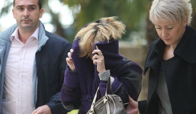 Zadar, 171109.
Zupanijski sud u Zadru.
Privodjenje istraznom sucu tri osobe (otac Branko, majka Snjezana i sin Ante Peric) koje se sumnjice za djelo ucjene nad 18 godisnjakom.
Oni su 18 godisnjaku dali 30 000 eura za kupovinu broda, a kako do kupovine nij