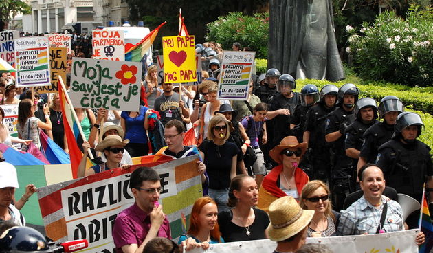 Split, 110611.
U Splitu se po prvi put odrzava Gay Pride koji organiziraju udruge Kontra, Iskorak i Domine. Povorka ponosa LGBT, prva izvan Zagreba, prolazi od Djardina preko Marmontove ulice i Rive do Peristila gdje je predvidjen prigodni programa.
Na sl