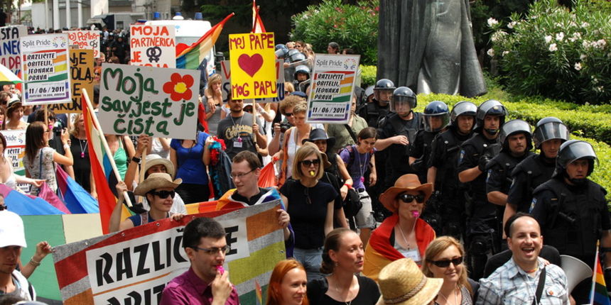 Split, 110611.
U Splitu se po prvi put odrzava Gay Pride koji organiziraju udruge Kontra, Iskorak i Domine. Povorka ponosa LGBT, prva izvan Zagreba, prolazi od Djardina preko Marmontove ulice i Rive do Peristila gdje je predvidjen prigodni programa.
Na sl Split, 110611.
U Splitu se po prvi put odrzava Gay Pride koji organiziraju udruge Kontra, Iskorak i Domine. Povorka ponosa LGBT, prva izvan Zagreba, prolazi od Djardina preko Marmontove ulice i Rive do Peristila gdje je predvidjen prigodni programa.
Na sl