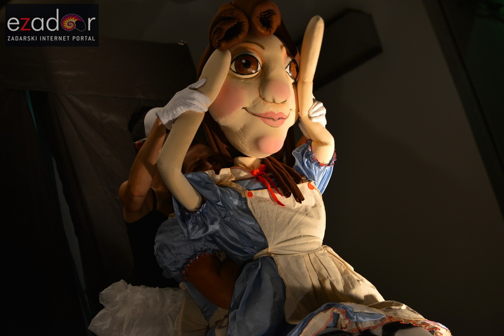 Stanarska fešta 2017: Predstava “U zemlji čudesa” Teatra Dragon Stanarska fešta 2017: Predstava “U zemlji čudesa” Teatra Dragon