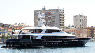 Zadar, 240811.
Modra pedesetmetarska jahta TM Blue One u vlasnistvu talijanskog modnog kreatora Garavani Valentina napustila je Zadar nakon sto je dva dana bila usidrena u zadarskoj luci. Jahta poznatog svjetskog dizajnera stigla je u Zadar iz Telasice. J