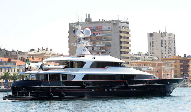 Zadar, 240811.
Modra pedesetmetarska jahta TM Blue One u vlasnistvu talijanskog modnog kreatora Garavani Valentina napustila je Zadar nakon sto je dva dana bila usidrena u zadarskoj luci. Jahta poznatog svjetskog dizajnera stigla je u Zadar iz Telasice. J