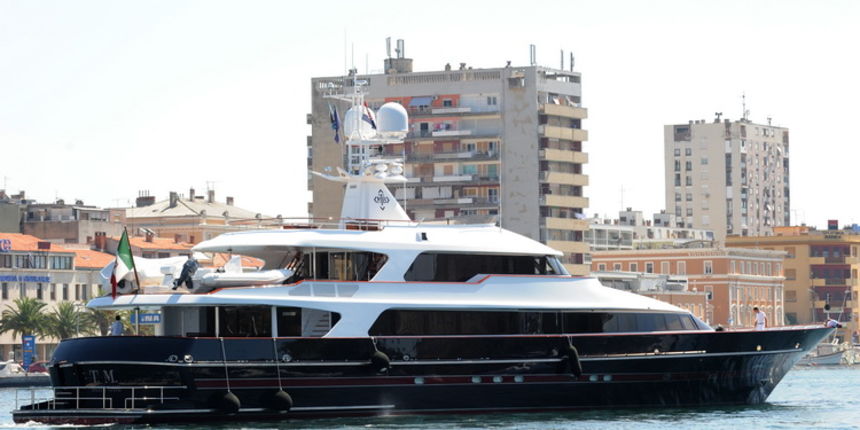 Zadar, 240811.
Modra pedesetmetarska jahta TM Blue One u vlasnistvu talijanskog modnog kreatora Garavani Valentina napustila je Zadar nakon sto je dva dana bila usidrena u zadarskoj luci. Jahta poznatog svjetskog dizajnera stigla je u Zadar iz Telasice. J Zadar, 240811.
Modra pedesetmetarska jahta TM Blue One u vlasnistvu talijanskog modnog kreatora Garavani Valentina napustila je Zadar nakon sto je dva dana bila usidrena u zadarskoj luci. Jahta poznatog svjetskog dizajnera stigla je u Zadar iz Telasice. J